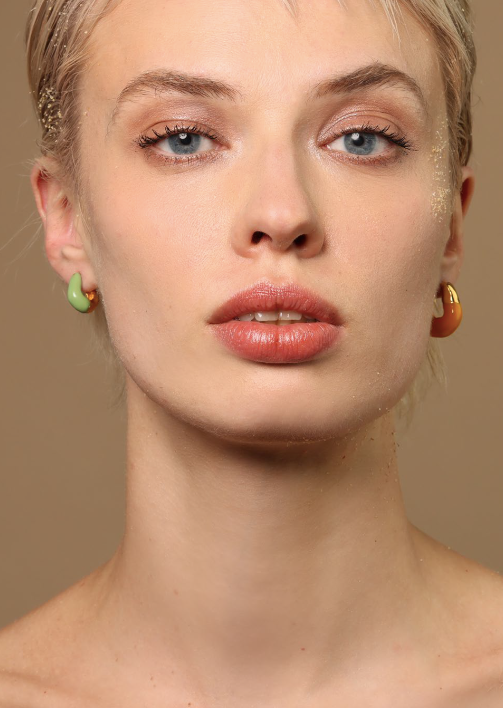 Joanna Laura Constantine MINI WAVE HOOP EARRINGS WITH HALF ENAMEL