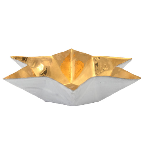 John Derian Etoile Soup Plate (Gold Interior) Add To Cart Assiette à Dessert Details 9.4" Diameter X 2" Deep Please Note This Piece Is Not Food Safe Black Terra Cotta With White Enameled Glaze Each Item Will Feature Unique Var