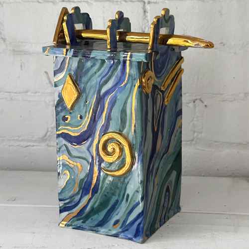john derian Lockbox (BC199) Add to cart Details approx. 4.25" W x 9" H English Porcelain 14K Gold Accents Includes lock and key Each piece is one-of-a-kind and will feature unique variations Handmade in New York City Inspired