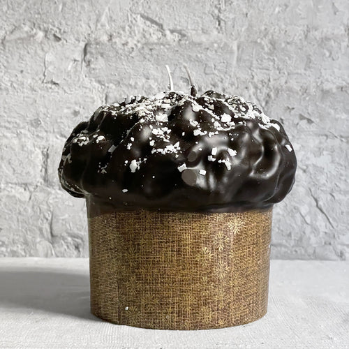 john derian Medium Chocolate Panettone Candle Add to cart Details Approx. 7.5" W x 6.5" H Paraffin Wax Each item will feature unique variations Made in Italy Care Remove All Paper Before Burning. Not intended for children.   Ce