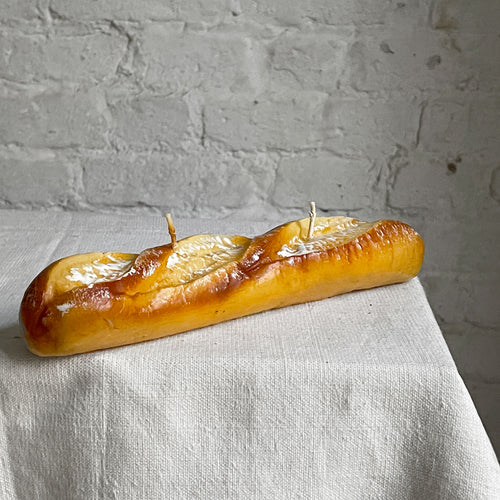 john derian Short Sfilatino Baguette Candle Add to cart Details 10" L x 2" W Paraffin Wax Each item will feature unique variations Made in Italy Care Remove All Paper Before Burning. Not intended for children.   Cereria Introna