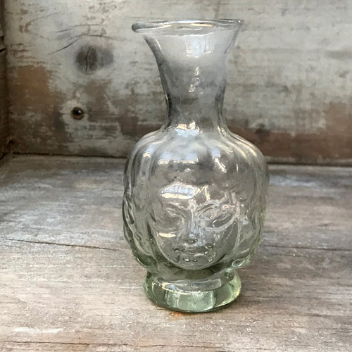 john derian Thibaut Bud Vase Add to cart Details 2" L x 4" H Recycled Glass Handblown Each item will feature unique variations Made in France Tunisia and Turkey Please note that because this item is handmade the dimensions wi