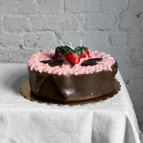 john derian Torta al Cartoccio Rosa Chocolate Cake with Strawberries Add to cart Details 7.5" W x 3" H Paraffin Wax Each item will feature unique variations Made in Italy Care Remove All Paper Before Burning. Not intended for ch