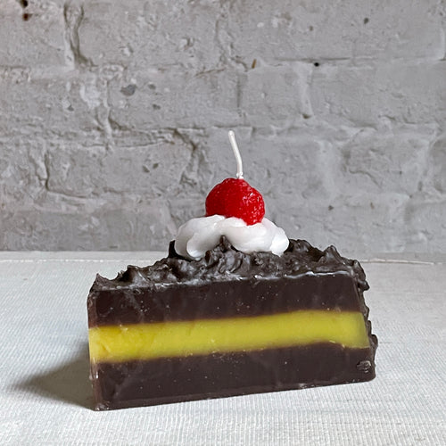 john derian Torta Chocolate Frosted Cake Slice Candle with Strawberry Topping Add to cart Details 5.5" L x 4.5" H Paraffin Wax Each item will feature unique variations Made in Italy Care Remove All Paper Before Burning. Not int