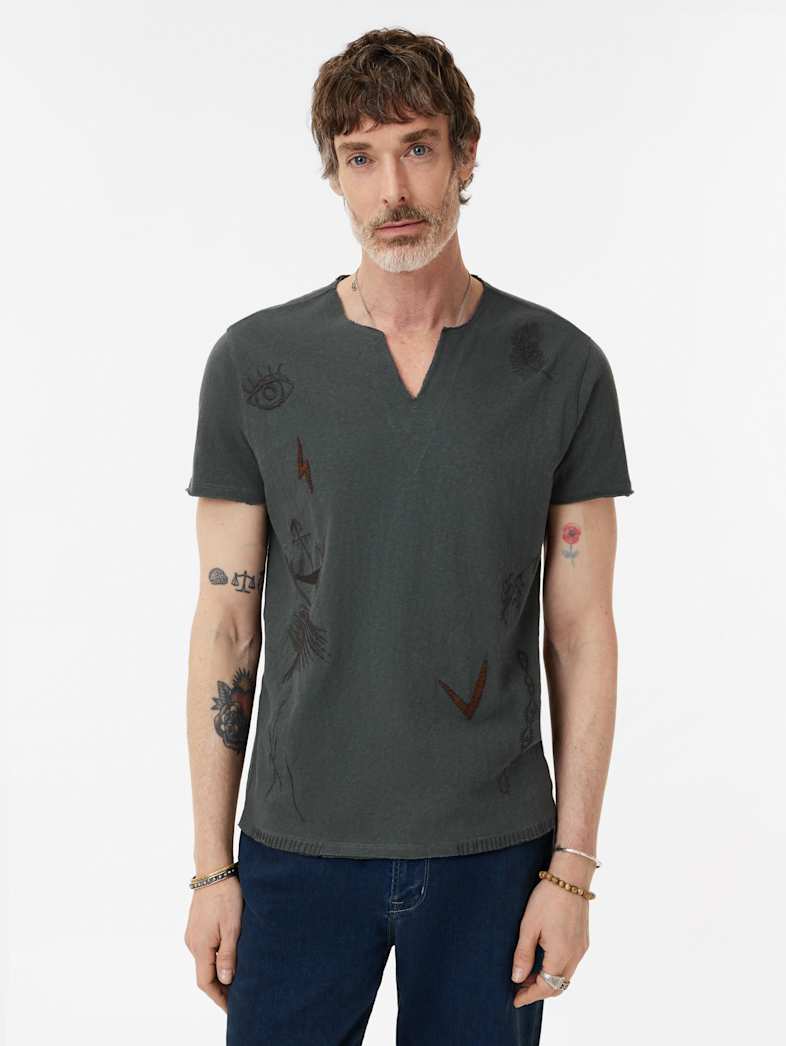 John Varvatos ARTISAN EMBROIDERY TEE Clothing Tops Graphic Tees ARTISAN EMBROIDERY TEE DRIED SAGE