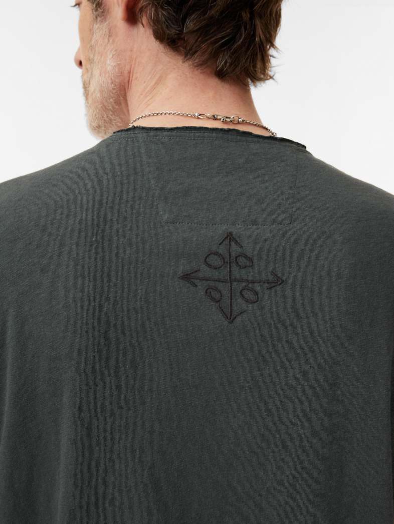 John Varvatos ARTISAN EMBROIDERY TEE Clothing Tops Graphic Tees ARTISAN EMBROIDERY TEE DRIED SAGE