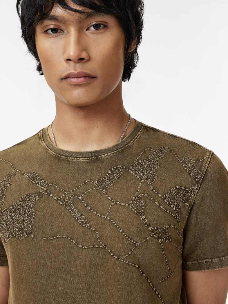 John Varvatos DESERT MOUNTAIN EMBROIDERY TEE Clothing Tops Graphic Tees DESERT MOUNTAIN EMBROIDERY TEE CELEDON