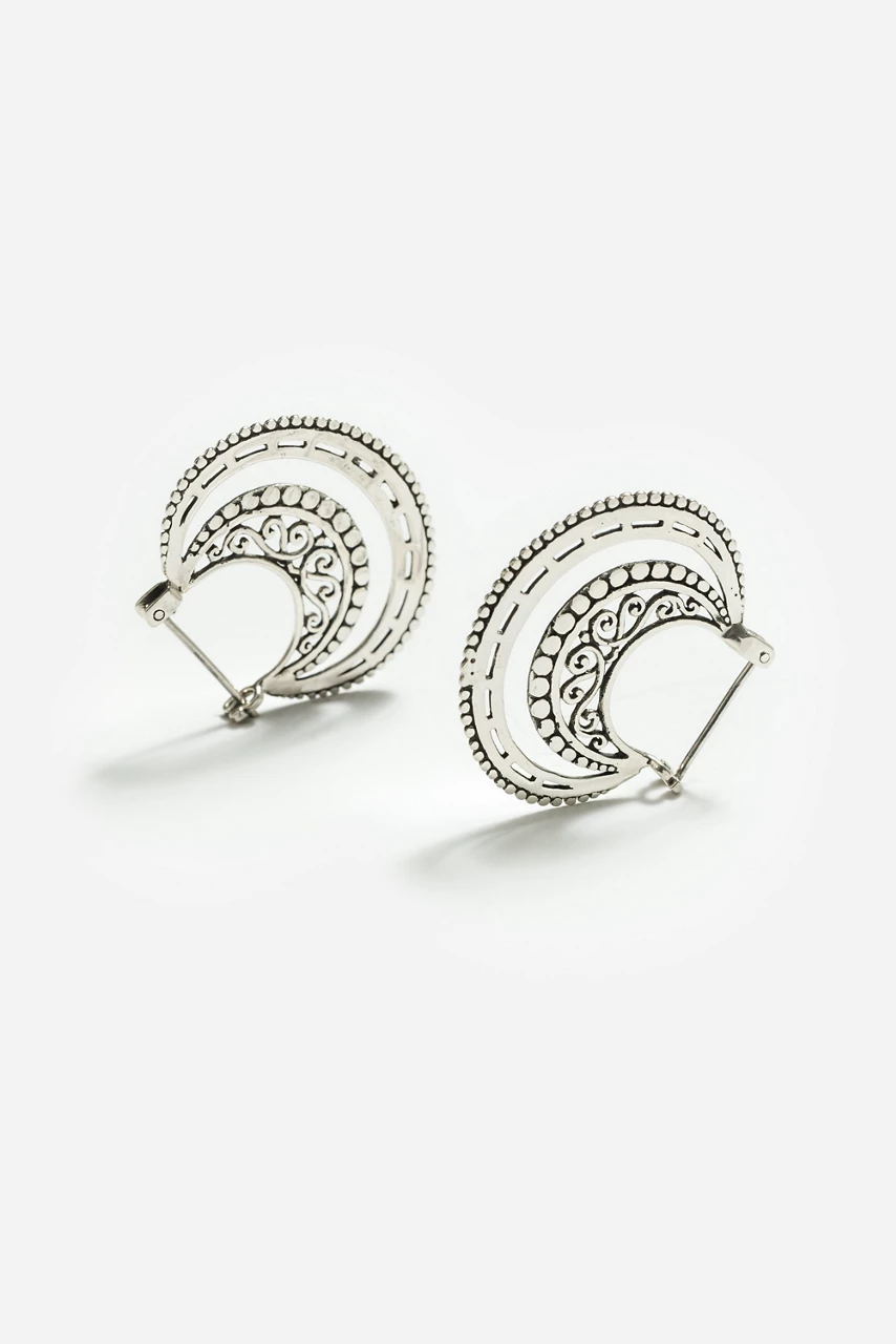 johnny was AMAZING CURVE HOOP EARRINGS Silver