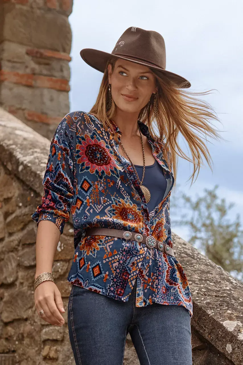 johnny was THE OVERSIZED AUDREY SHIRT Sisi