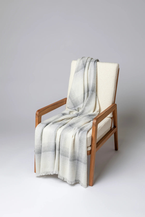 johnstons of elgin Blurred Cashmere Silk Bouclé White Throw