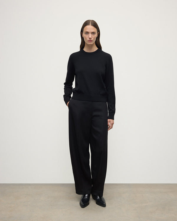 johnstons of elgin Classic Cashmere Black Round Neck Jumper