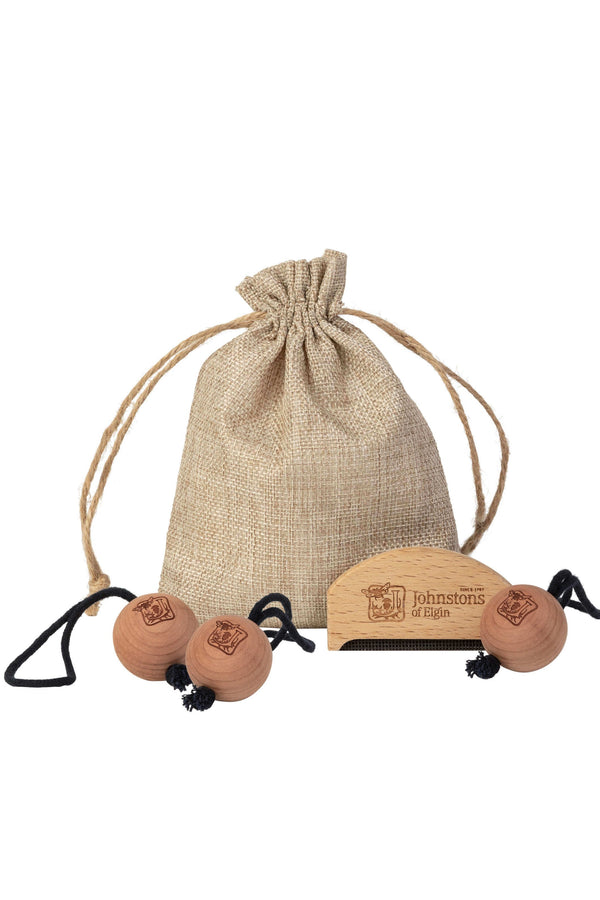 johnstons of elgin De Pilling Comb & 3 X Cedar Wood Balls