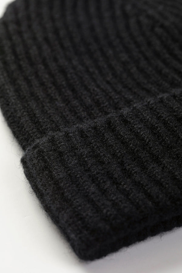 Johnstons Of Elgin Ribbed Black Cashmere Beanie
