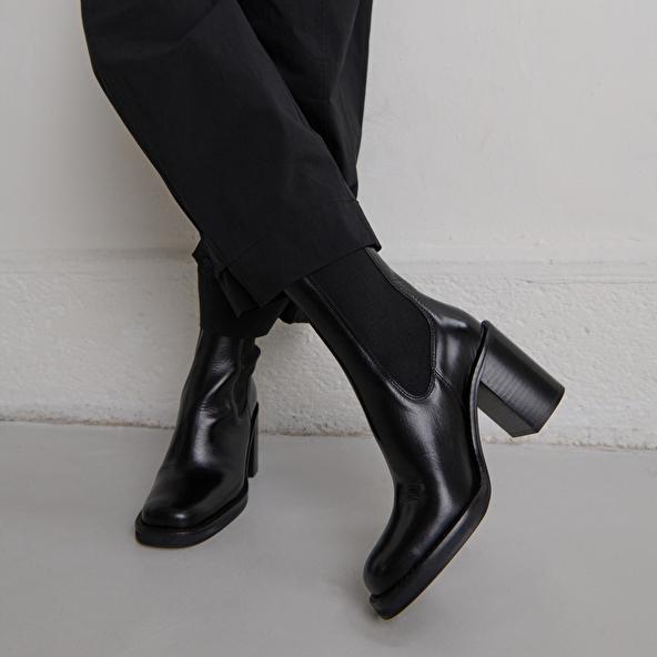 Jonak Ankle Boots With Overflowing Heels In Black Leather BRETZ
