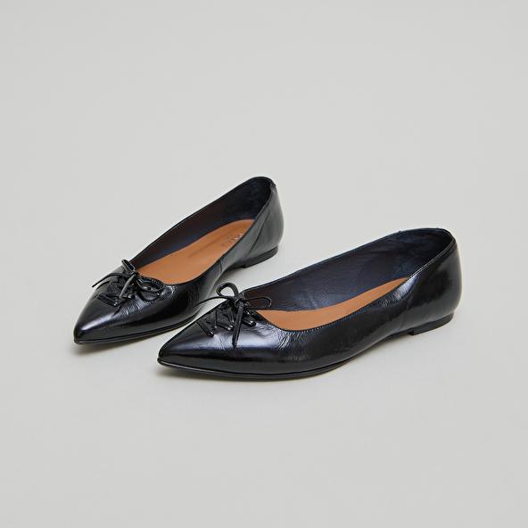 Jonak Ballerines Lacées à Bouts Pointus In Black Shiny Leather DAMY