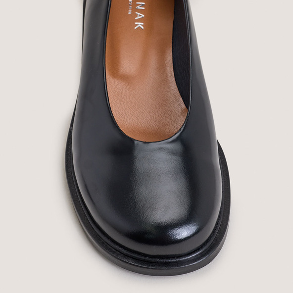 jonak Ballet flats with low heels and round toes in black glazed leather DAURELIA