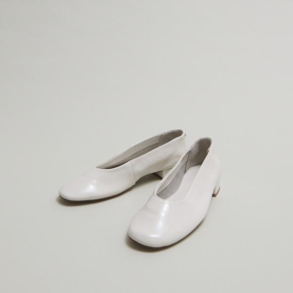 jonak Ballet flats with small heels in ecru pleated varnish LEA