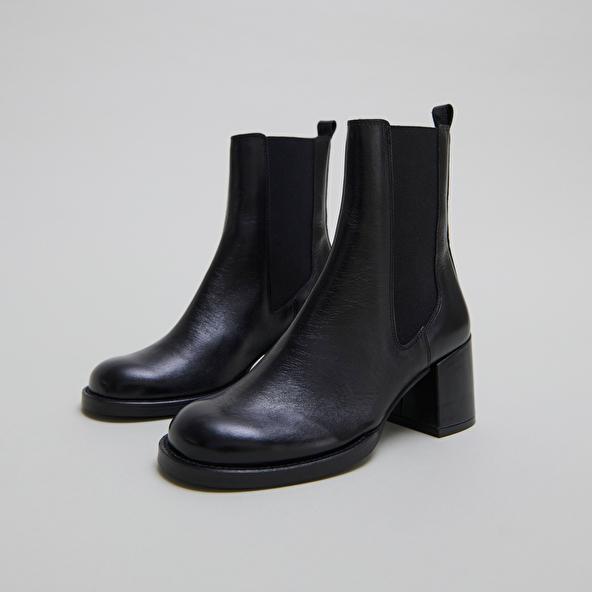 jonak Boots à talons et élastiques in black distressed leather BIENVUE