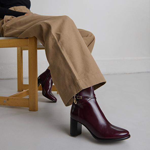 jonak Boots à talons hauts et charms dorés in burgundy leather DRAME