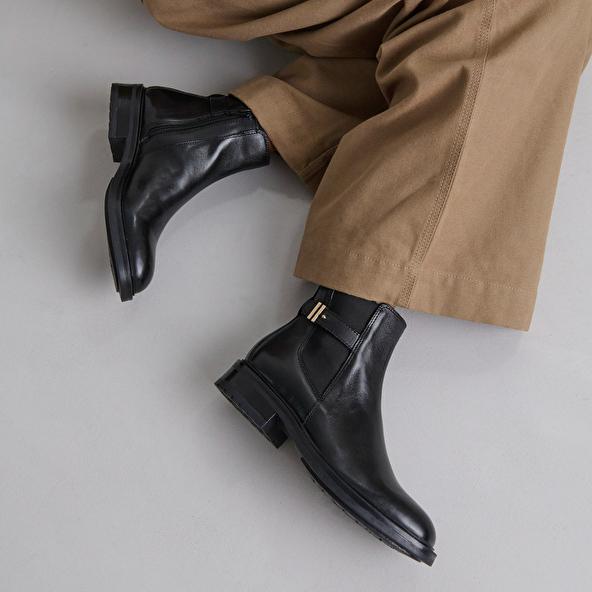 Jonak Boots Basses à Talons Crantés In Black Leather GABIN