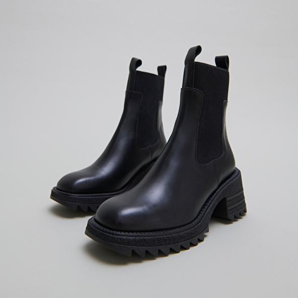 jonak Boots with elastics and notched sole in glazed black leather DOVE