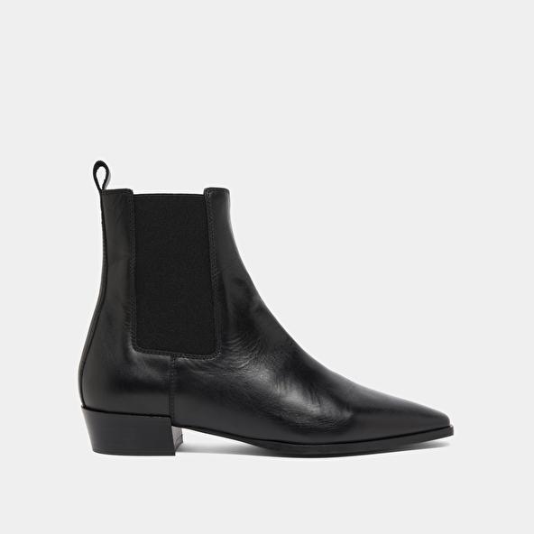 Jonak Boots With Slight Beveled Heels And Pointed Toes In Black Leather PAPAYE