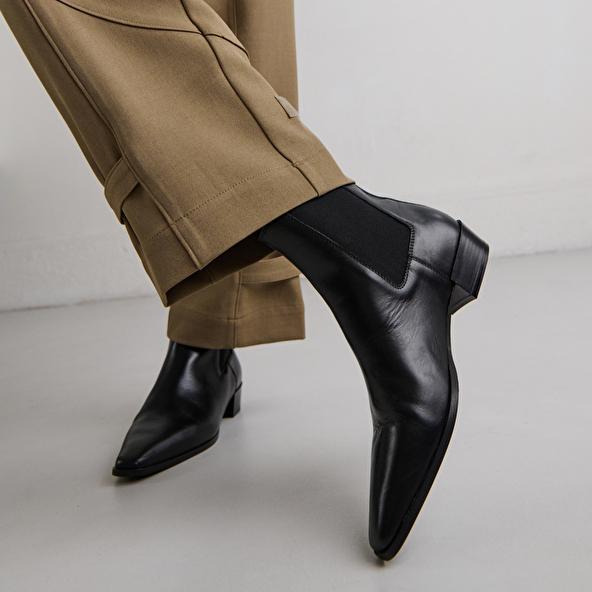 Jonak Boots With Slight Beveled Heels And Pointed Toes In Black Leather PAPAYE