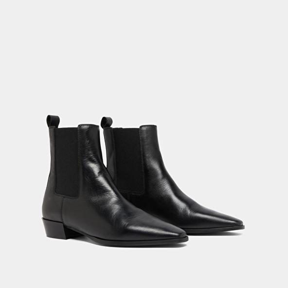 Jonak Boots With Slight Beveled Heels And Pointed Toes In Black Leather PAPAYE
