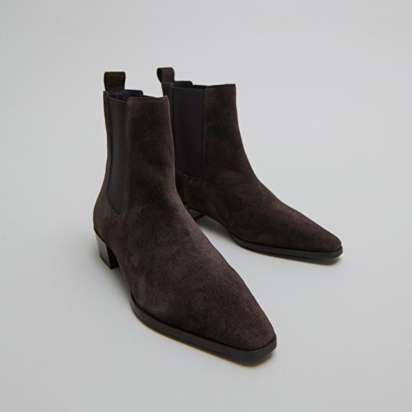 jonak Boots with slight beveled heels and pointed toes in dark brown suede PAPAYE