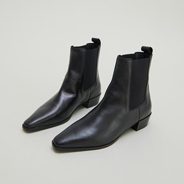 jonak Boots with slight beveled heels and pointed toes in black leather PAPAYE