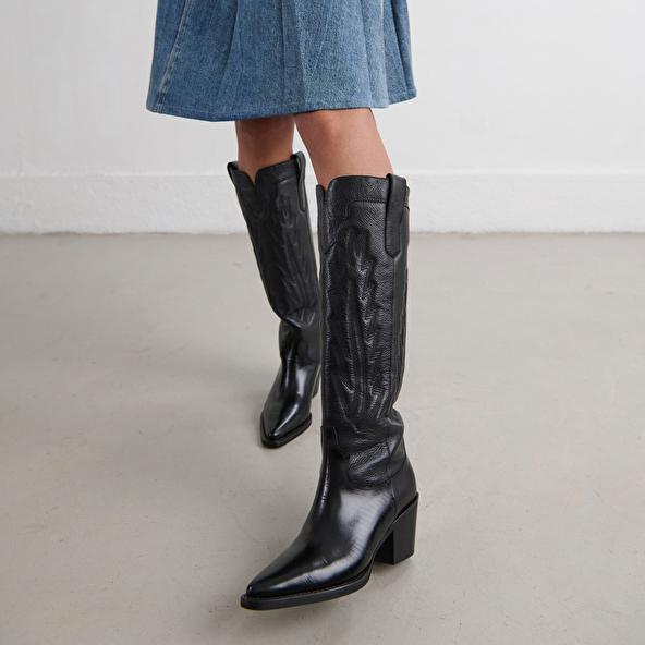 Jonak Boots With Thick Heels And Visible Stitching In Black Grained Leather DILO