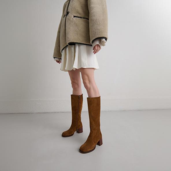 jonak Bottes à talons et bouts arrondis in cognac suede BIENVENUE