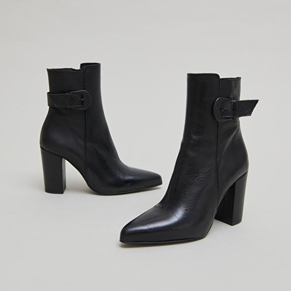 jonak Bottines à bouts pointus et boucles in black leather BETH