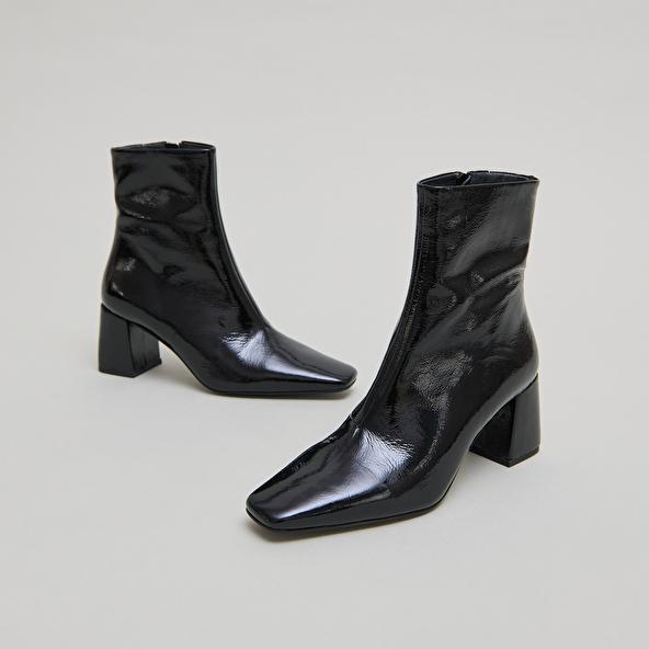 jonak Bottines à bouts pointus in black pleated patent DALIBAR