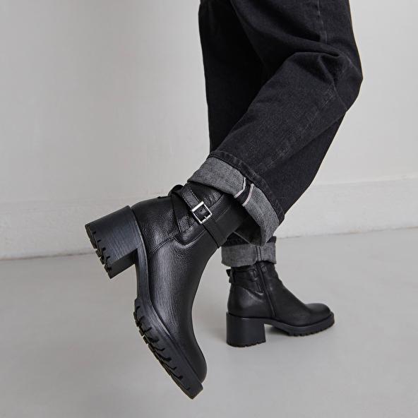 Jonak Bottines à Bouts Ronds Et Boucles In Black Grained Leather CLOVIS