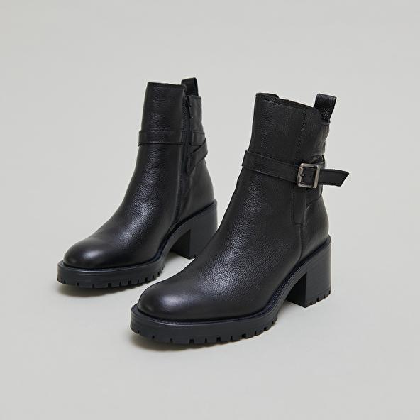 jonak Bottines à bouts ronds et boucles in black grained leather CLOVIS