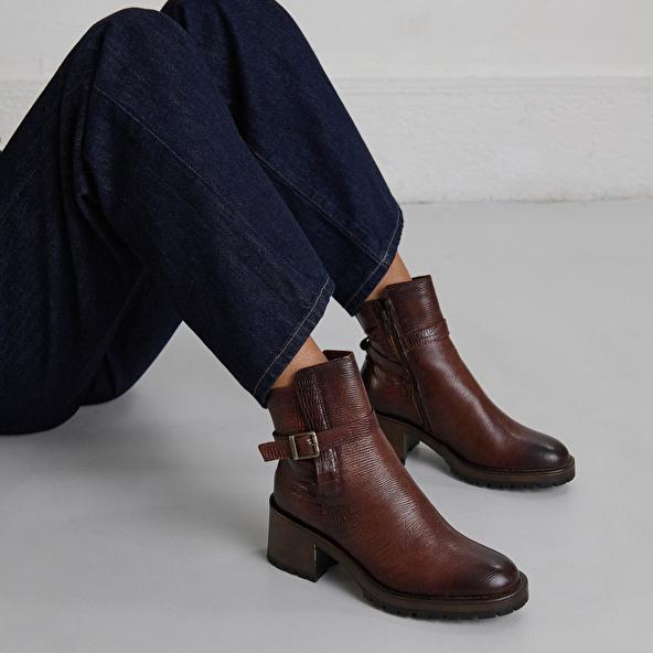 jonak Bottines à bouts ronds et boucles in cognac reptile leather CLOVIS