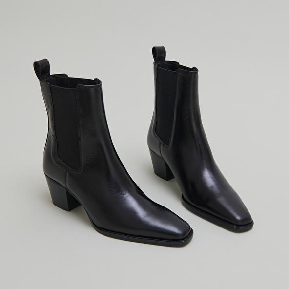 Jonak Bottines à Talons Biseautés Et Bouts Poi In Black Leather BIRKIN