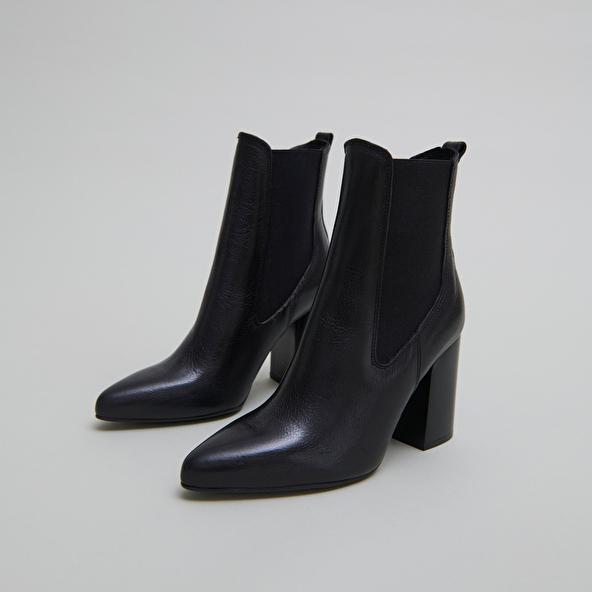 jonak Bottines à talons et bouts pointus in black grained leather BROOK