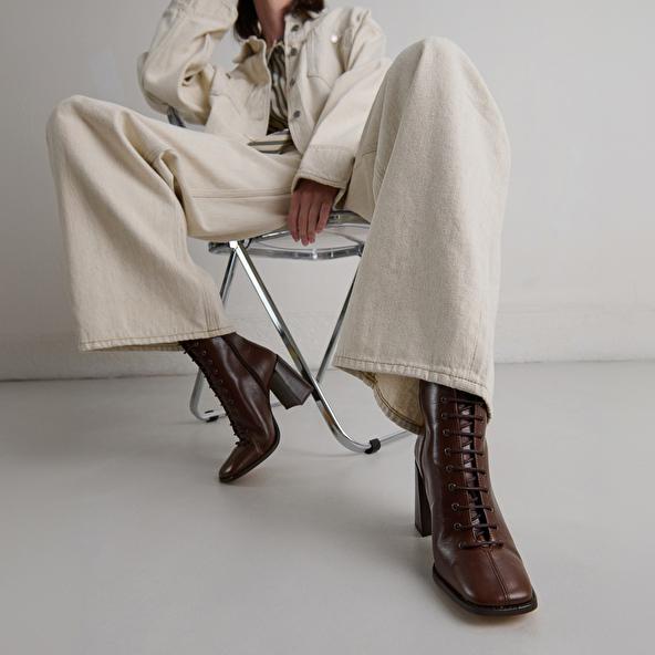 jonak Bottines à talons lacées in brown distressed leather VANDELLE