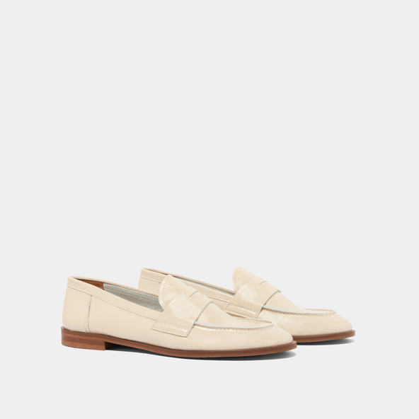 Jonak Closed Toe And Round Loafers In Pleated Patent Ecru THELMA