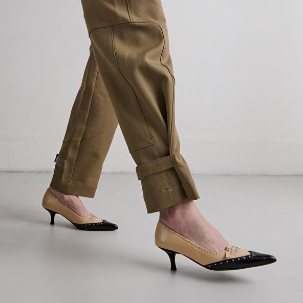 jonak Escarpins à brides et détails perforés in black patent and beige leather DALTA