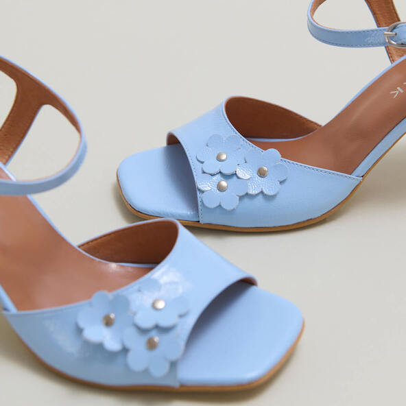 Jonak Heeled Sandals With Flowers In Blue Pleated Varnish VAVA