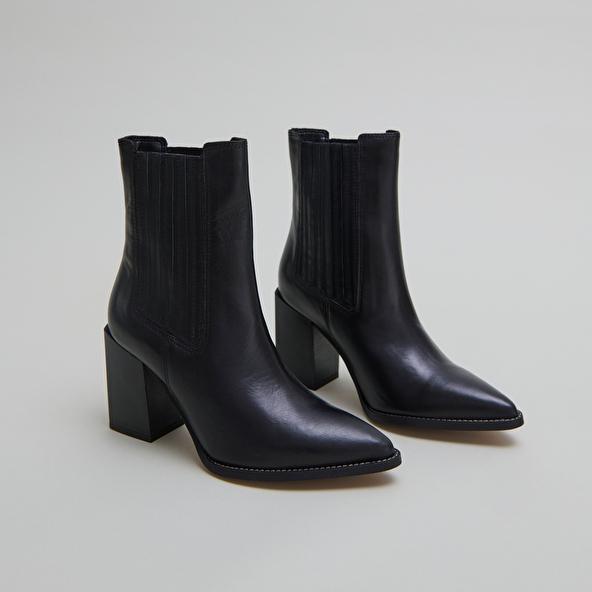 Jonak Lowboots With Heels And Pointed Toes In Black Leather PERLINE