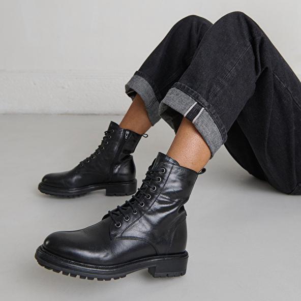 Jonak Lowboots With Laces And Notched Soles In Black Leather CELIMENE