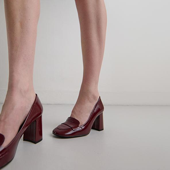 jonak Mocassins à talons et bouts carrés in burgundy pleated patent BISE