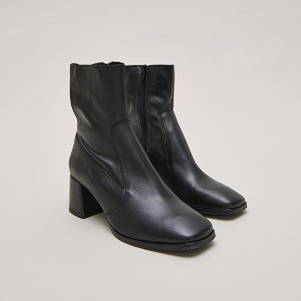 jonak Oval-toe boots in black aged leather ARGENTAT