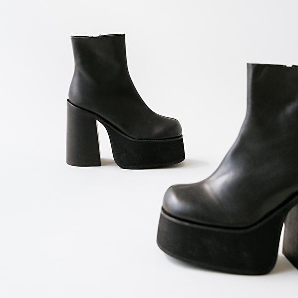 Jonak Platform Boots With Square Toes In Black Leather NOUMIA