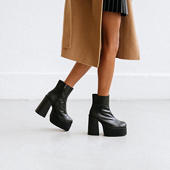 jonak Platform boots with square toes in black leather NOUMIA