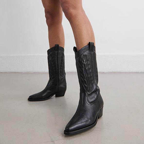 Jonak Pointed Toe Boots With Exposed Stitching In Black Grained Leather DELEA